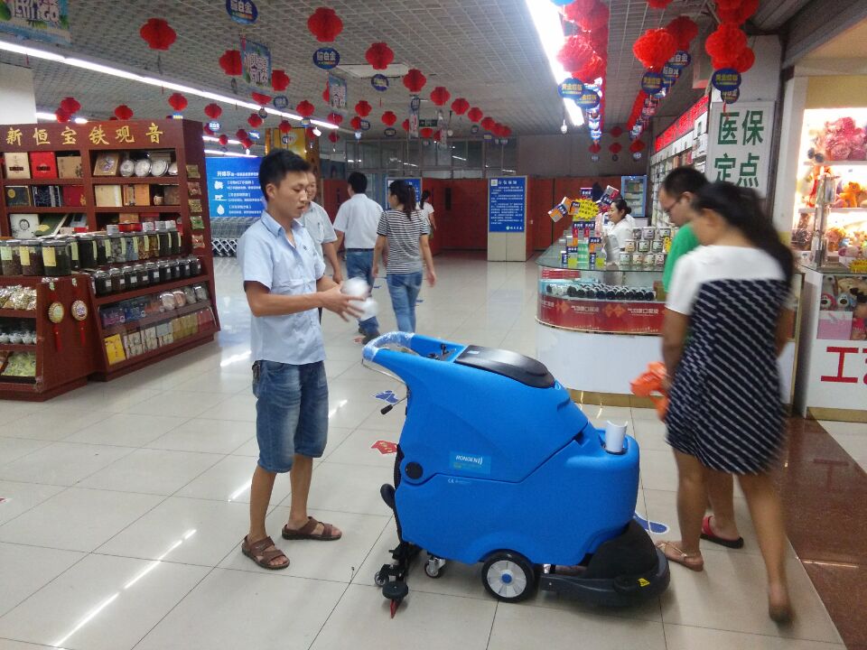 超市臟污地面用容恩洗地機