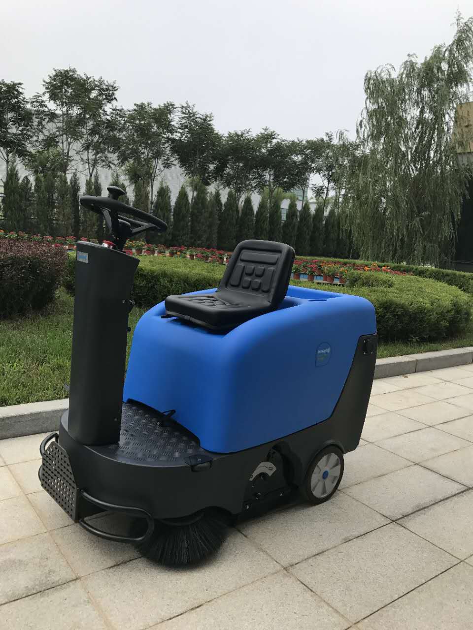 什么類型的掃地機(jī)適合大型廠房使用？